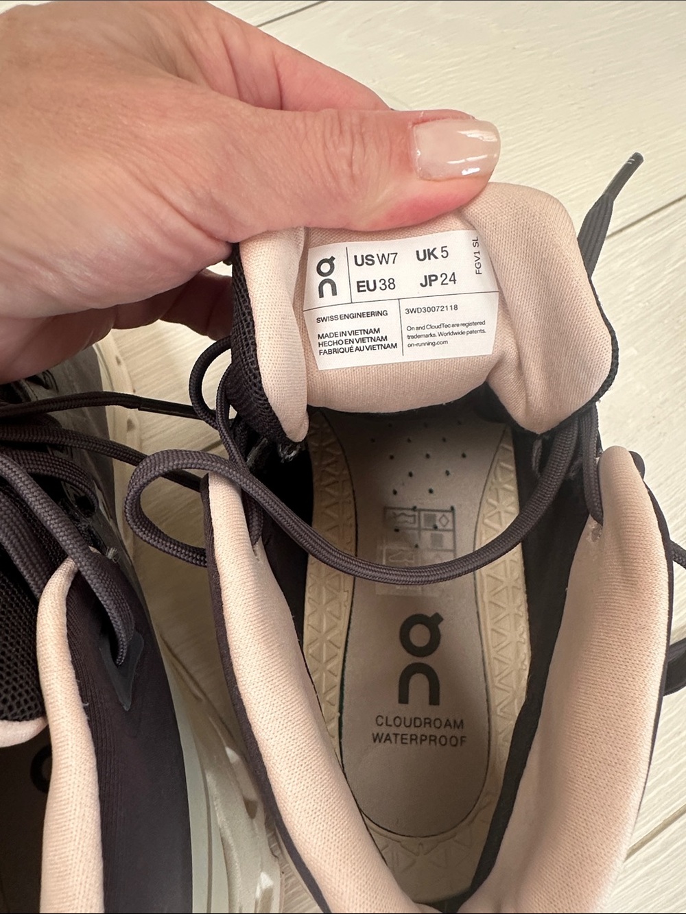 ON Cloudroam Waterproof Mid Boot (US 7, Color: Eclipse/ Cream) NWT - Picture 6 of 6